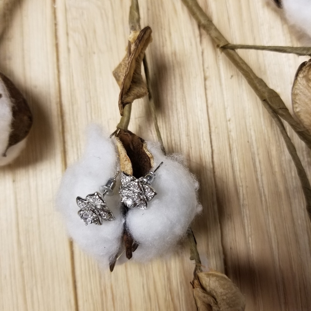 GORGEOUS!! Flower CZ earrings in SILVER - Picture 9 of 10